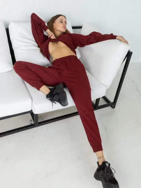 Женский спортивный костюм с капюшоном червоний