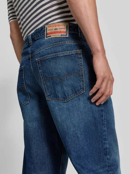 Jeansy o niskim stanie w kroju baggy z naszywką z logo Diesel niebieskie