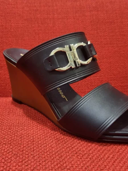 Sandale Ferragamo cu pană cu cataramă negru