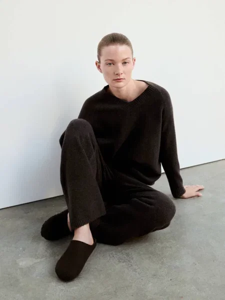 Sweter z dzianiny z dekoltem w szpic czekoladowy Kobieta L MANGO