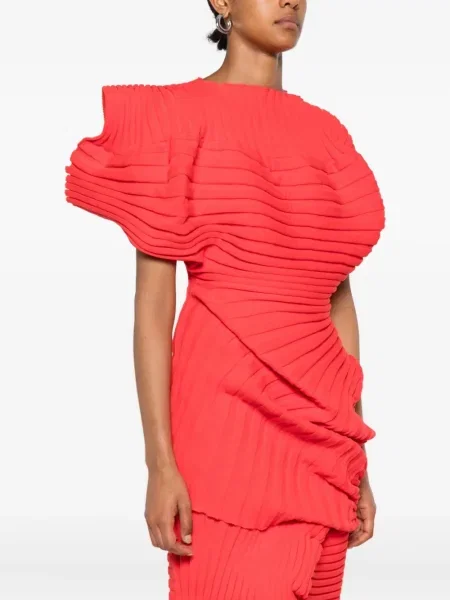 Dzianinowa krótka bluzka Issey Miyake prążkowana czerwona