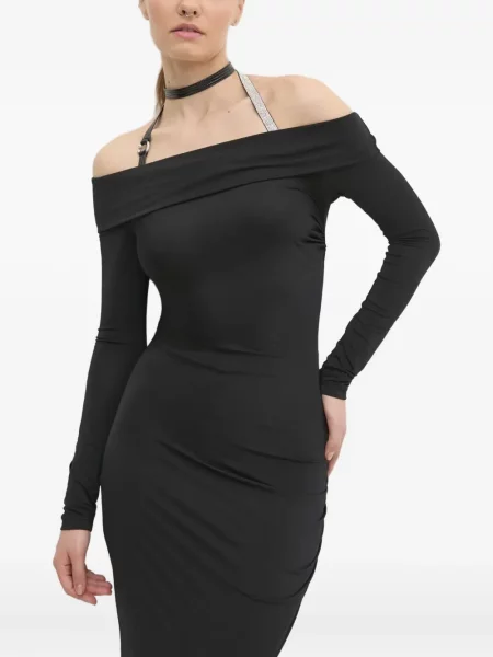 Długa sukienka maxi Chiara Ferragni z odkrytymi ramionami garniturowa czarna