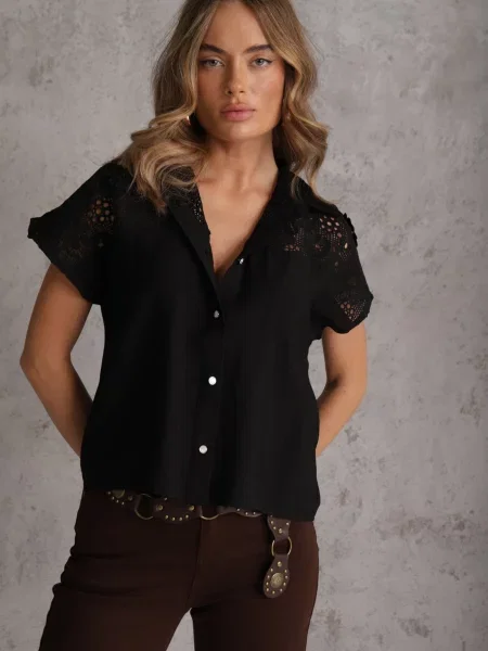Koszula z Krótkim Rękawem Zdobiona Koronkowymi Wstawkami Phiniche czarna