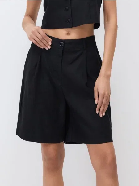 Reserved Шорти-бермуди зі складками чорний