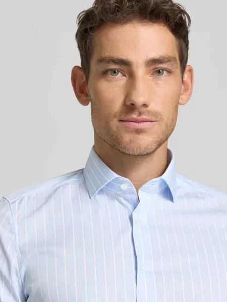 Koszula biznesowa o kroju slim fit z blokowymi pasami i kołnierzykiem typu kent Olymp Level 5 błękitna