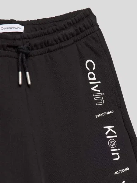 Bermudy o kroju relaxed fit z nadrukiem z logo model ‘MAXI’ Calvin Klein Jeans czarne