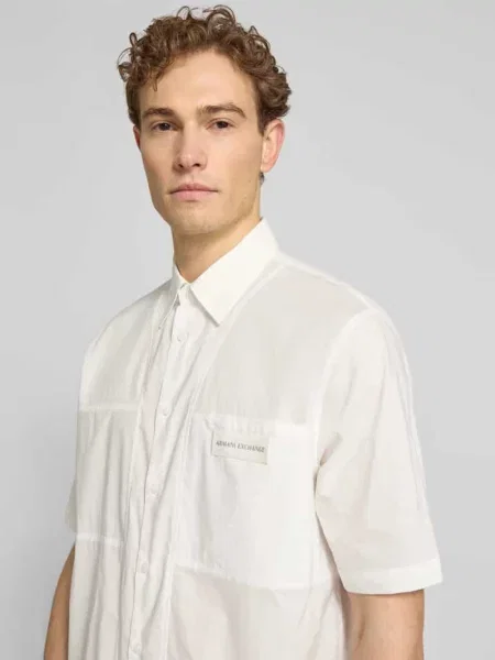 Koszula casualowa o pudełkowym kroju z naszywką z logo Armani Exchange biała