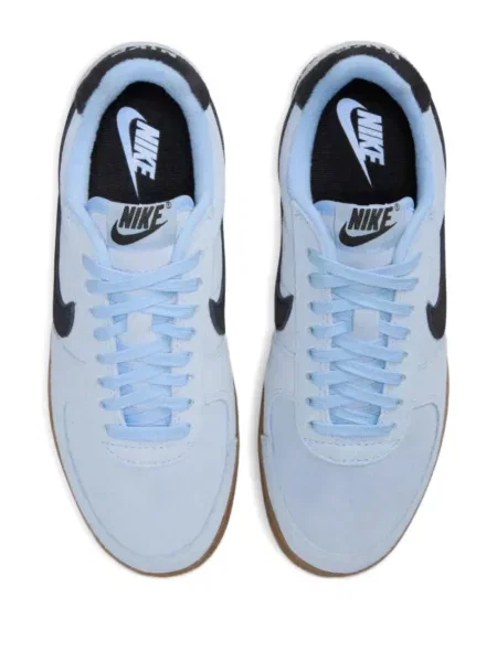 Велурени маратонки Nike бяло