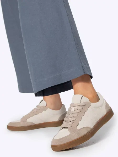Zamszowe sneakersy z kontrastowymi elementami beżowe