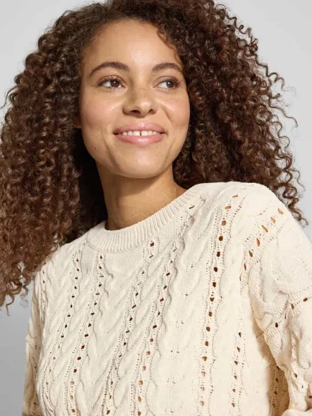 Sweter krój relaxed fit z wzór w warkocze model ELLY' Only biały