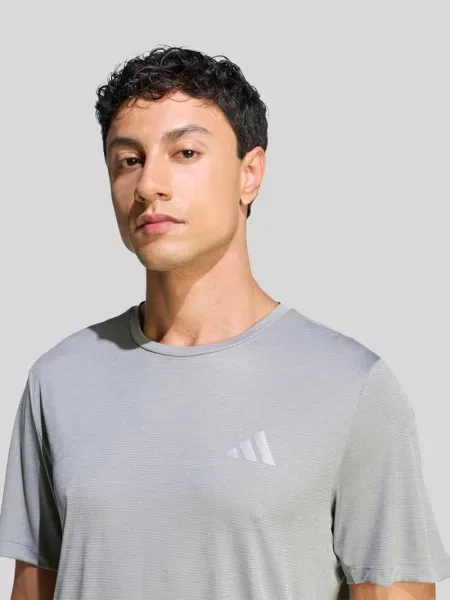 T-shirt sportowy o kroju regular fit z nadrukiem z logo Adidas Training