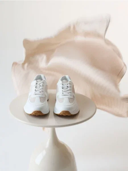 Кросівки нюдовий