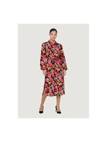 Sukienka koszulowa Jacqueline De Yong w kwiatki do kolan czarna