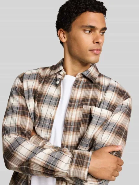 Koszula casualowa o kroju relaxed fit z brustaszą Tom Tailor Denim biała