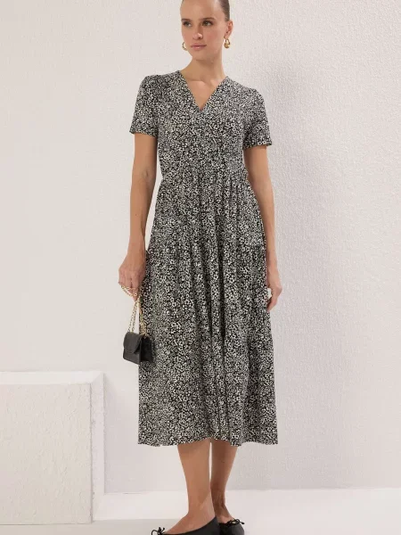 Pletena obleka Trendyol s cvetličnim vzorcem črna