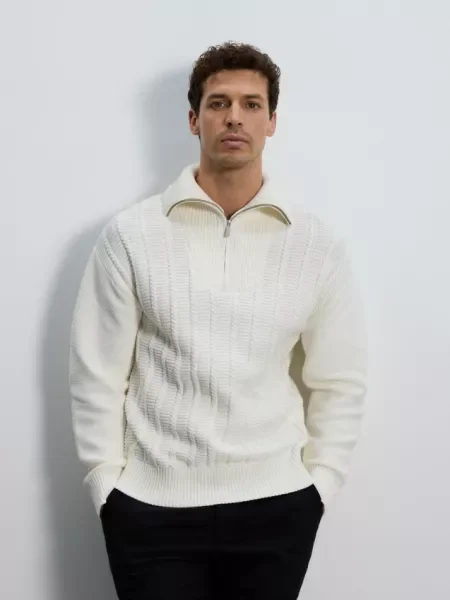 Свитер Reserved с воротником стойка белый