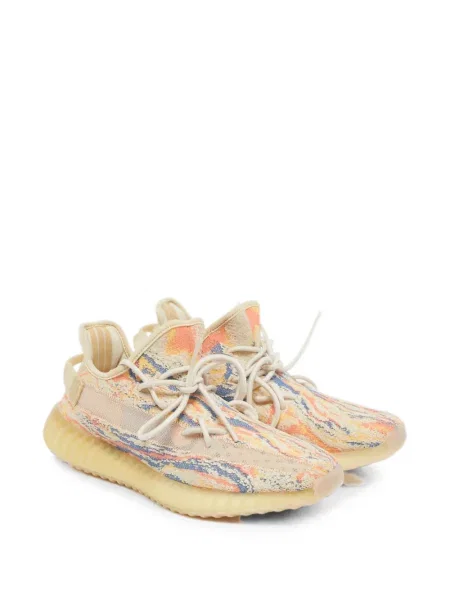 Маратонки Adidas Yeezy с връзки с дантела