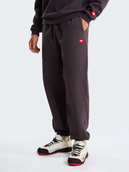 Повсякденні штани The North Face M TNF RED BOX SWEATPANTS бавовна/поліестер чорний