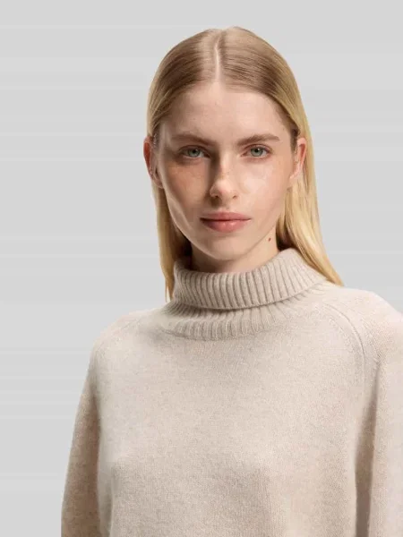 Sweter z golfem o kroju regular fit z kaszmiru Boss beżowy