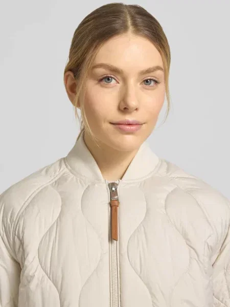 Płaszcz pikowany z kieszenią na rękawie model AVON' Beaumont Amsterdam biały