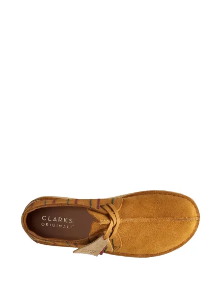 Siuvinėtos desert boots Clarks Originals ruda