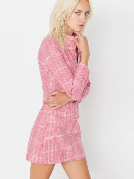Sukienka Trendyol tweedowa różowa