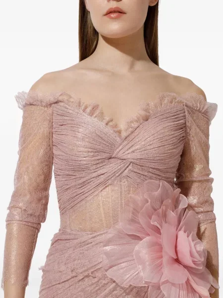 Rochie Iris Serban cu model floral plisată din dantelă roz
