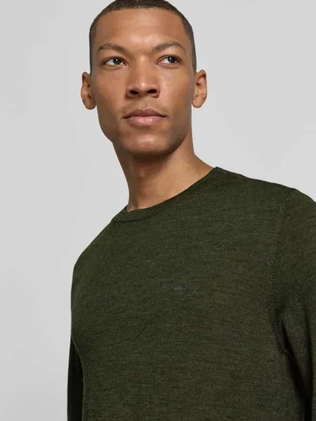Sweter z dzianiny o kroju regular fit z wełny z okrągłym dekoltem Fynch-hatton