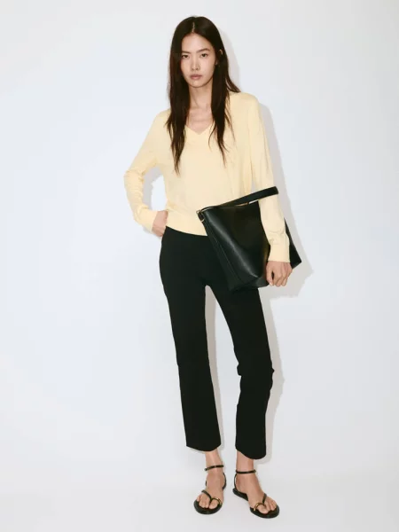 Sweter z dzianiny z dekoltem w szpic waniliowy Kobieta M MANGO