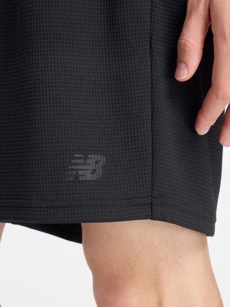 Клетчатые спортивные шорты New Balance черные