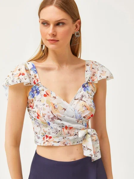 Bluză florală Olalook din crep alb