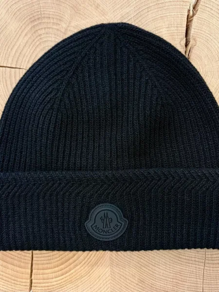 Kapa Moncler s autogramom crna