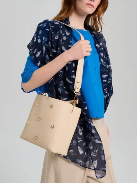 Сумка bucket із заклепками у формі квітів бежевий