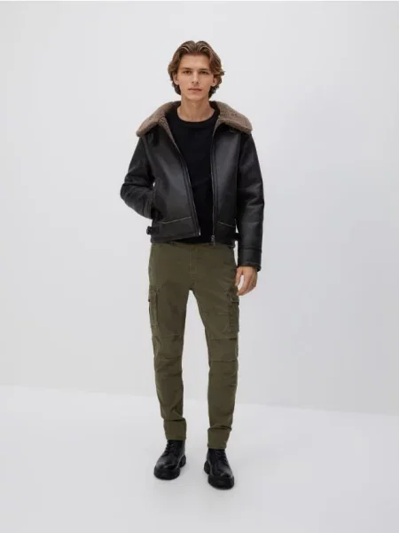 Reserved Штани slim fit у стилі карго коричневувато-зелений зелені