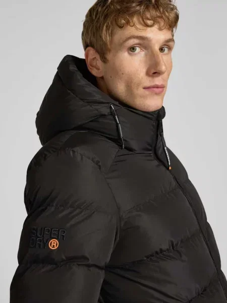 Kurtka z kapturem i bocznymi zapinanymi na błyskawiczny Superdry czarna