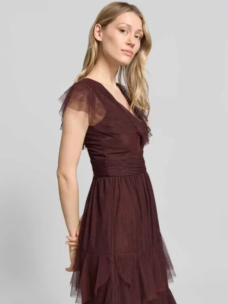 Sukienka maxi z dekoltem w serek i paskiem w talii Lace & Beads