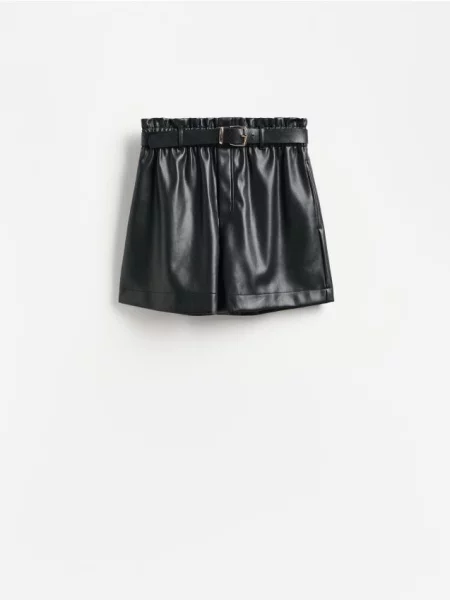 Reserved Pantaloni scurți din piele ecologică negru