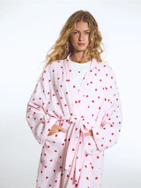 Reserved Мусліновий халат з сердечками пастельний рожевий