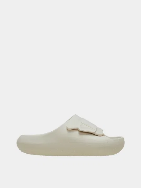 Шлепанцы Crocs бежевые