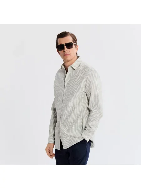 Reserved Košile regular fit z egyptské bavlny bledá zelená