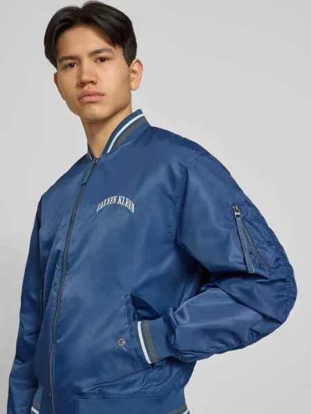 Kurtka w styl college o kroju regular fit z wyhaftowanym logo Calvin Klein Jeans niebieska