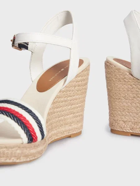 Босоножки Tommy Hilfiger на танкетке белые