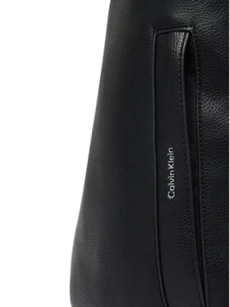 Calvin Klein Taška cez rameno RAISED' čierna