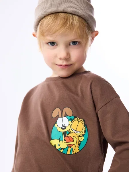 Reserved Лонгслив Garfield темно коричневий