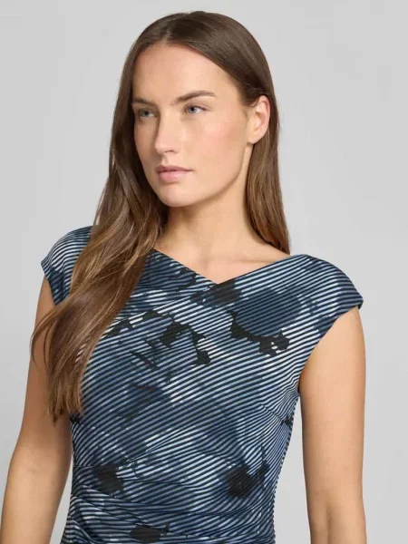 Sukienka o kroju slim fit z krótkimi rękawami Swing granatowa