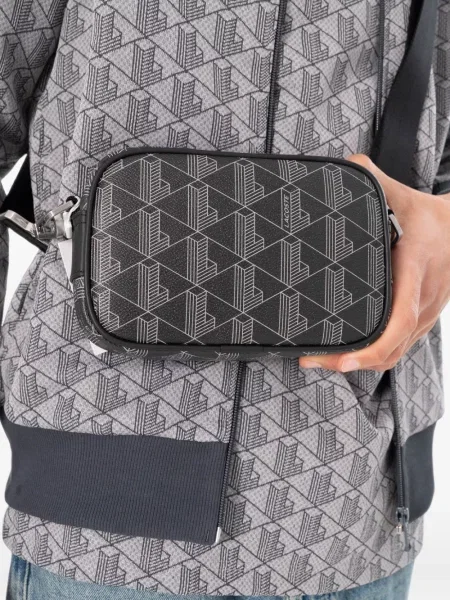 Crossbody taška Lacoste s autogramem černá
