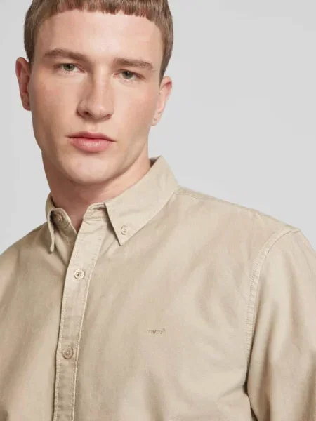 Koszula casualowa o kroju regular fit z kołnierzykiem typu button down Levi's beżowa