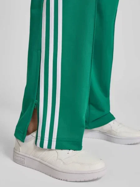 Spodnie dresowe o kroju regular fit z detalem z logo Model FB CLASSIC TP Klasyka Adidas Originals zielony