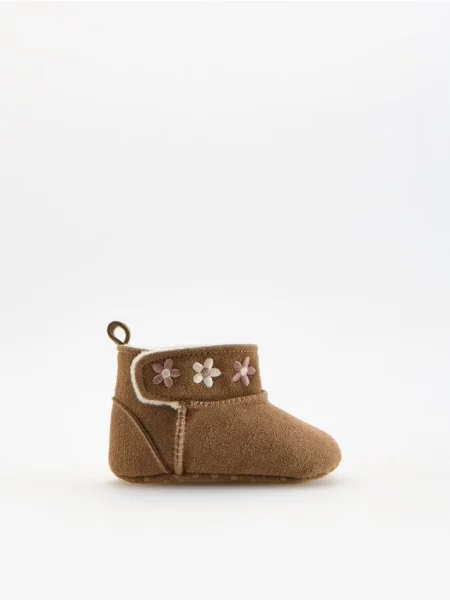 Reserved Pantofi din imitație de piele întoarsă bej