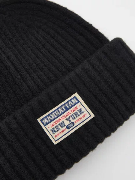 Reserved Шапка з нашивкою чорний
